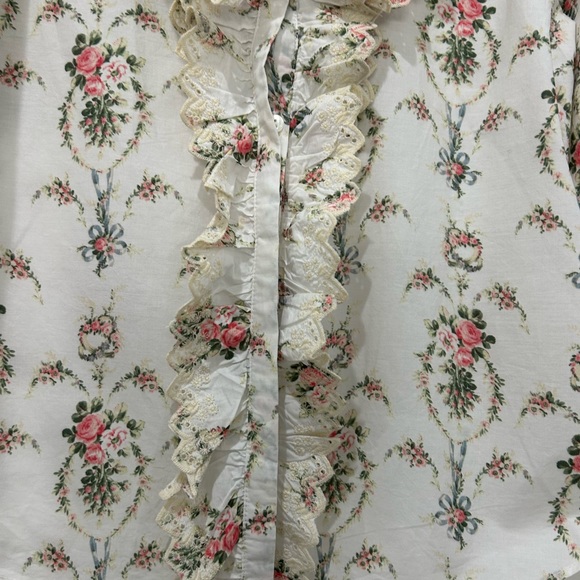 😊PRICE ⬇️
 LOVESHACK FANCY • White Long Sleeve Floral Blouse •size S • - Picture 3 of 9